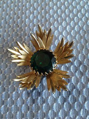 Vintage Capri Flower Green Glass Stone Center Necklace Pendant